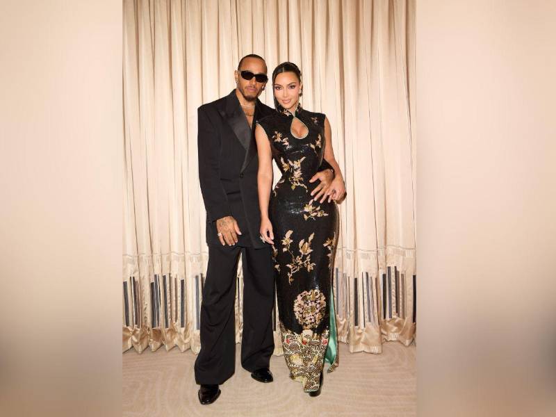 Tras su separación de Kanye West en 2021, y un romance corto con el comediante Pete Davidson, Kim Kardashian permaneció años sin tener una relación mientras se dedicaba a sus hijos y a ella misma. No obstante, ahora vive uno de los romances más comentados de 2026.