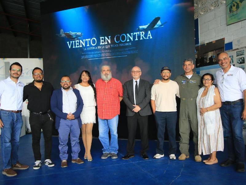 El elenco de Viento en Contra durante la presentación oficial de la película en el Museo Aeroespacial de Honduras.
