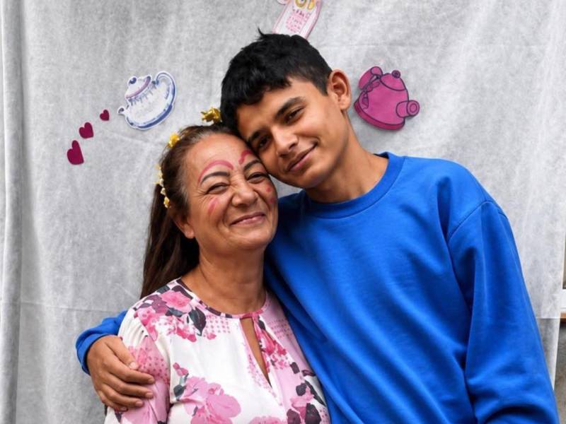 Una supuesta pastora brasileña de 67 años y un joven se casaron recientemente en una ceremonia religiosa que nadie olvidará pronto. La pareja selló su amor con un beso en frente de la congregación, generando gran polémica en redes sociales donde las imágenes se volvieron virales. A continuación los detalles.