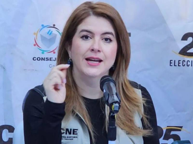 Cossette López recordó que lleva 105 días de bloqueo en los tribunales en su clamor por justicia por ella y su hija.