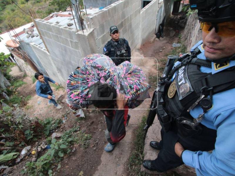 Miembros de la Policía Nacional llegaron a tempranas horas de la mañana de este lunes 7 de septiembre al sector 8 de la colonia Villa Nueva, donde varias familias están abandonando sus viviendas debido a supuestas amenazas del crimen organizado.