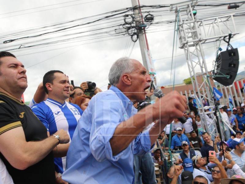 Desde tempranas horas de este sábado, nacionalistas llegaron hasta Tegucigalpa para participar en la movilización convocada por el Partido Nacional.