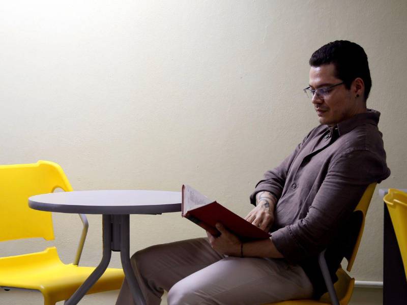 Javier se desempeña cada tarde como docente de Filosofía en la UNAH, pero también visita la biblioteca y la librería del lugar con frecuencia.