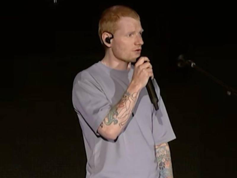 Tras la polémica expulsión del rapero Macklemore por sus expresiones propalestinas, Ed Sheeran retomó su gira en Estados Unidos con un contundente discurso en el que calificó la situación en Gaza de catastrófica, mientras el debate sobre la libertad de expresión sacude los escenarios norteamericanos.