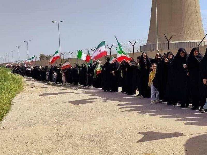 Miles de personas, entre mujeres, jóvenes y hasta niños, formaron este martes cadenas humanas ante centrales eléctricas y puentes en distintas ciudades de Irán para protestar contra las amenazas de ataques del presidente de Estados Unidos, Donald Trump, quien ha advertido de que atacará esas infraestructuras si Teherán no reabre el estrecho de Ormuz. El plazo vence este martes.