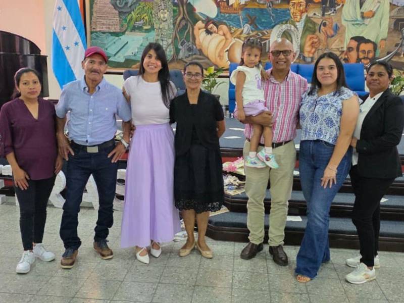 Elsa González se acompañó de su familia al momento de la condecoración.