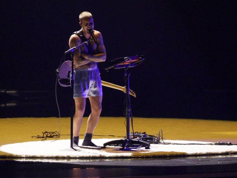 La presentación del domingo marcó el regreso de Bieber a la ceremonia de los Grammy después de cuatro años de ausencia. Llegó a la alfombra roja tomado de la mano de Hailey, quien permaneció a su lado durante toda la velada.