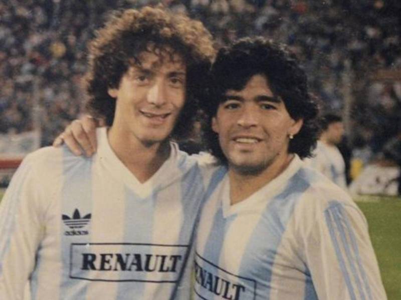 Pedro Troglio, figura entrañable para el olimpismo, posa junto a Diego Maradona, leyenda del fútbol mundial que falleció en noviembre de 2020.