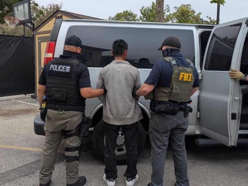 Un menor de 17 años, identificado únicamente como Henry, fue detenido por el Servicio de Inmigración y Control de Aduanas (ICE).