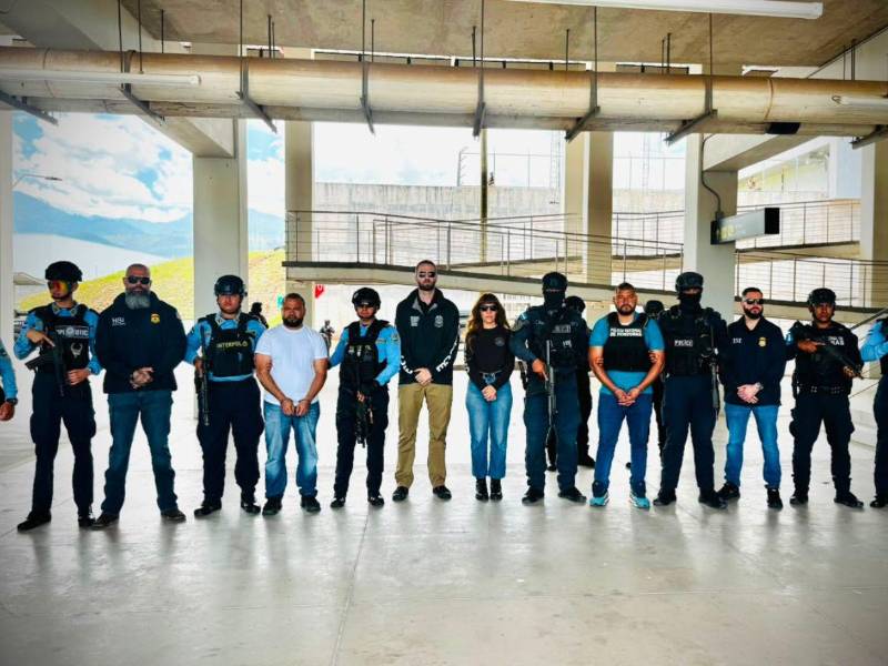 El nicaragüense César Laínez y el hondureño Joaquín Alvarado, al ser entregados a los oficiales de seguridad de los Estados Unidos.