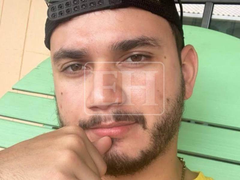 Con mucho dolor y bajo una fuerte tormenta, familiares de Valeria Jolette Alvarado Borjas le dieron cristiana sepultura al cuerpo, mientras las autoridades investigan qué ocurrió.