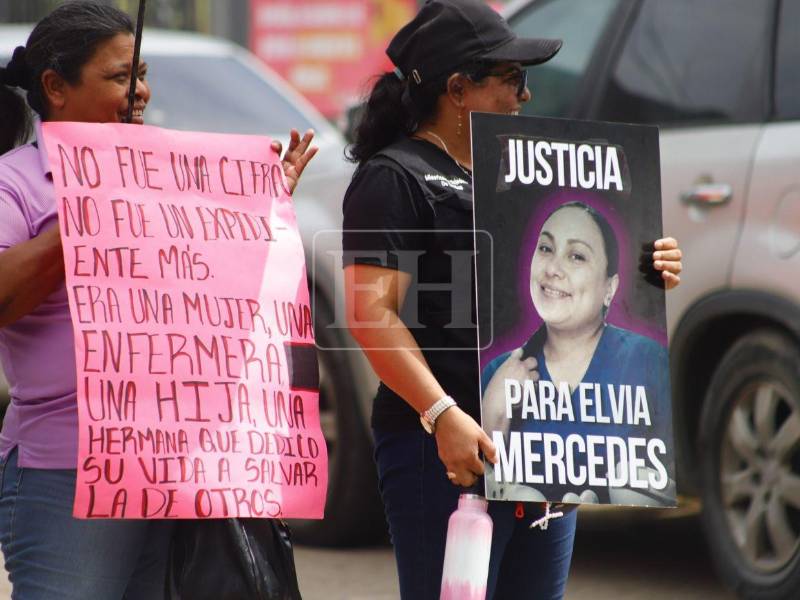 Han pasado dos meses desde que a la enfermera Elvia Mercedes Gómez López le arrebataron la vida en San Manuel, Cortés. Mientras el proceso judicial continua contra el acusado de su muerte, un grupo de mujeres se manifestó para exigir justicia. Más detalles a continuación.