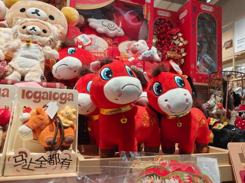 Durante las festividades del Año Nuevo Lunar, el animal regente se convierte en mascota del ciclo entrante. Este año, un curioso caballo de peluche cuya boca fue cosida al revés —transformando su sonrisa en una expresión melancólica— se viralizó en redes sociales chinas y disparó las ventas, convirtiéndose en un fenómeno comercial inesperado que refleja cómo las tradiciones milenarias se adaptan a la era digital.