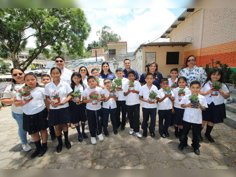 Cada planta recibida por los estudiantes representa el compromiso verde.