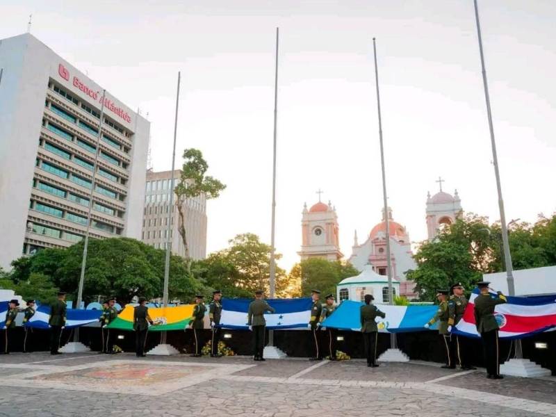 San Pedro Sula dio inicio a la conmemoración del Día de la Bandera con una ceremonia solemne desarrollada en el Palacio Nacional de la capital industrial.