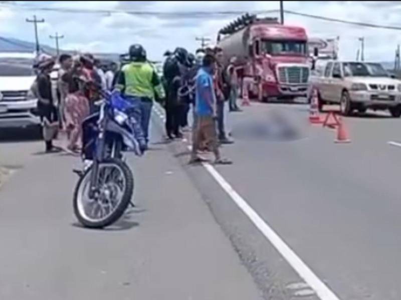 Las dos jóvenes quedaron muertas una cerca de la otra, y su motocicleta a varios metros de distancia.