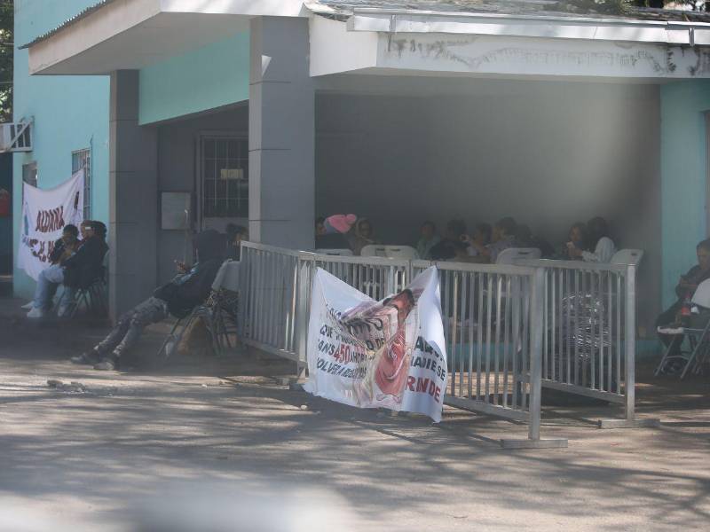 Otra parte de los protestantes están apostados frente a la entrada de una de las oficinas de la AMDC.
