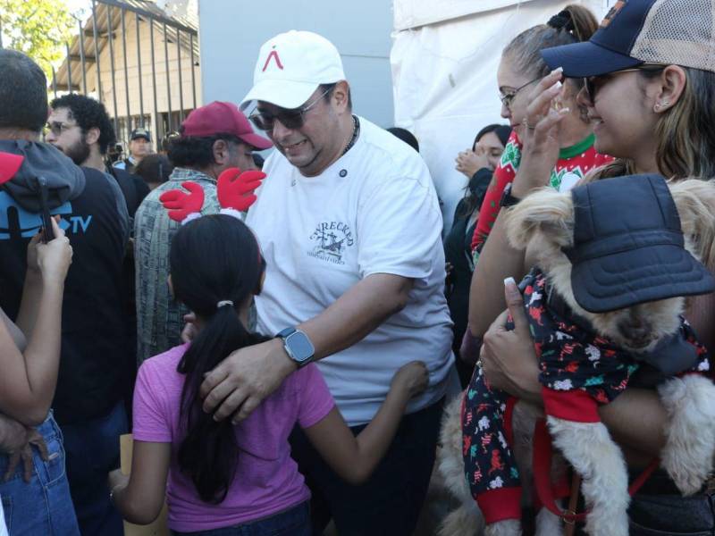 Familias acompañadas de niños y mascotas se presentaron este domingo 14 de diciembre, en el campamento instalado frente al Instituto Nacional de Formación Profesional (Infop) para expresar su respaldo al alcalde capitalino y candidato a la reelección, Jorge Aldana.