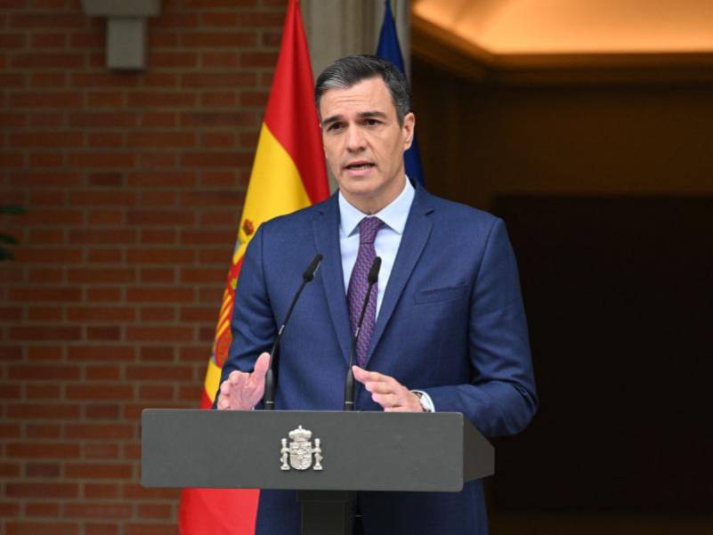 En esta imagen del folleto proporcionada por La Moncloa el 29 de mayo de 2023, el primer ministro español, Pedro Sánchez, habla en el Palacio de La Moncloa en Madrid cuando convocó elecciones anticipadas en julio.