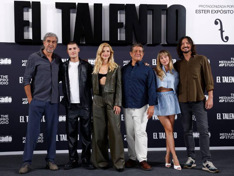 Posado gráfico de la película El Talento, con los actores Ester Expósito, Pedro Casablanc, Mirela Balić y Juan Pablo Fuentes, el director Polo Menarguez, su coguionista y productor Fernando León de Aranoa, y los también productores Patricia de Muns y Javier Méndez, este lunes en Madrid