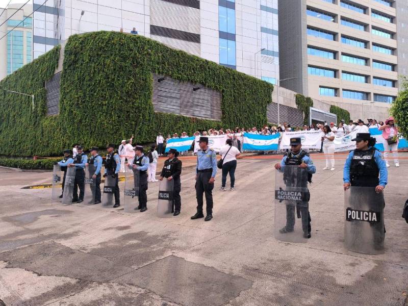 Enfermeras auxiliares se toman el Centro Cívico Gubernamental tras fracaso del diálogo con la Sesal