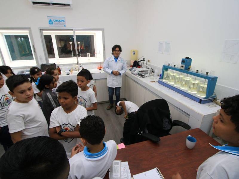 Las Escuelas Amigables aprendieron sobre el proceso de transformar el agua que llega de montañas a agua potable para sus hogares.