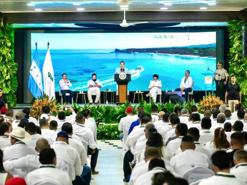 En materia de salud, la presidenta afirmó a los alcaldes reunidos en Roatán que su gobierno construye ocho hospitales a nivel nacional.