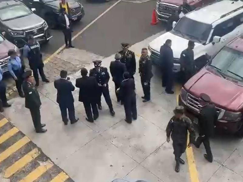 La cúpula militar llegó al hemiciclo, al igual que el ministro de Defensa, Roosevelt Hernández, para reunirse con la comisión permanente dirigida por Luis Redondo.