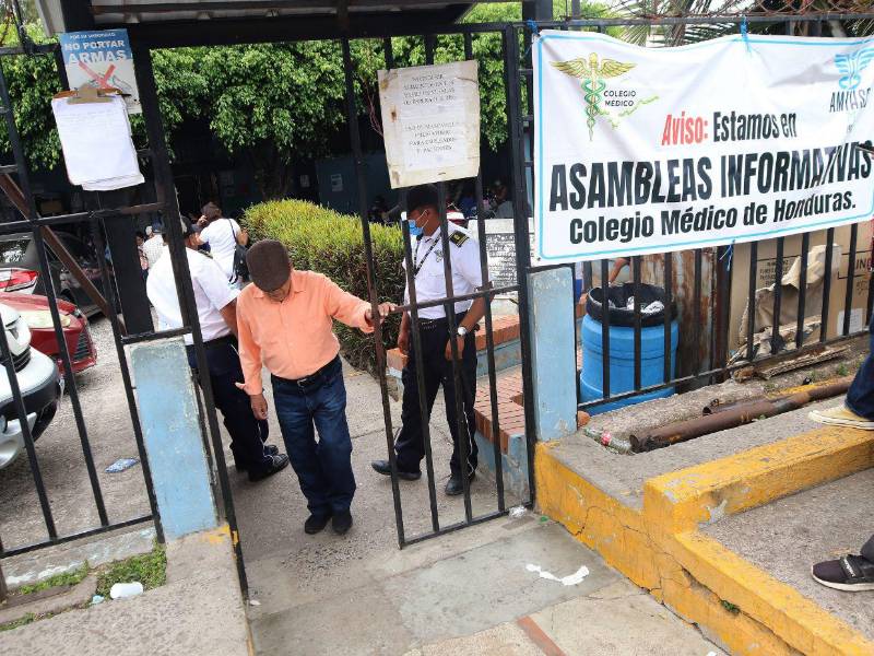 A las asambleas informativas que retomó el Colegio Médico desde el pasado lunes se unieron los galenos del IHSS.