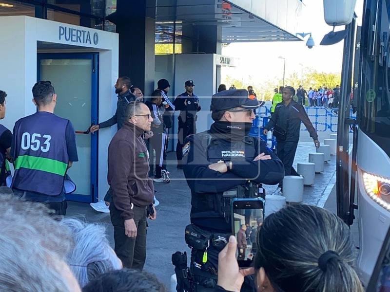 Momento de la llegada de la selección hondureña al estadio para el encuentro ante Perú.