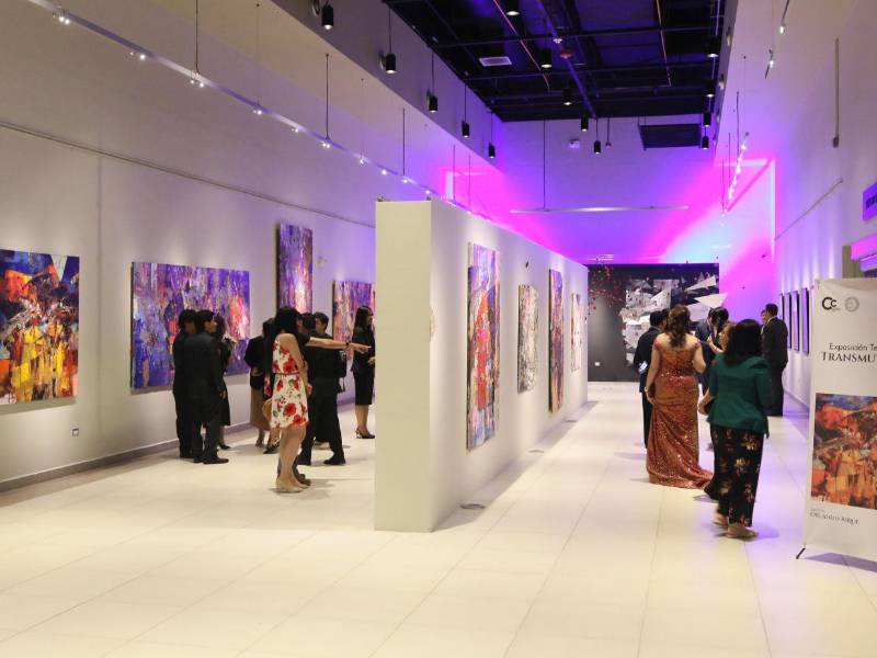 La atmósfera respiraba cercanía y complicidad, con Roque acercándose a cada asistente para saludar, abrazar y agradecer.