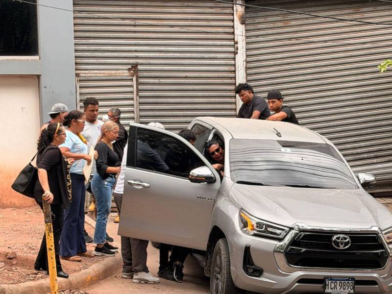Doña Karen Canales y otros familiares, retiraron de la morgue el cuerpo sin vida de Xavi Jareth Salgado Canales.
