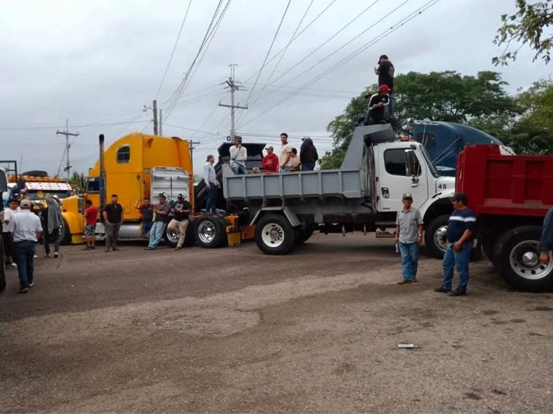 La protesta fue impulsada principalmente por transportistas del rubro de carga pesada y volquetas areneras.