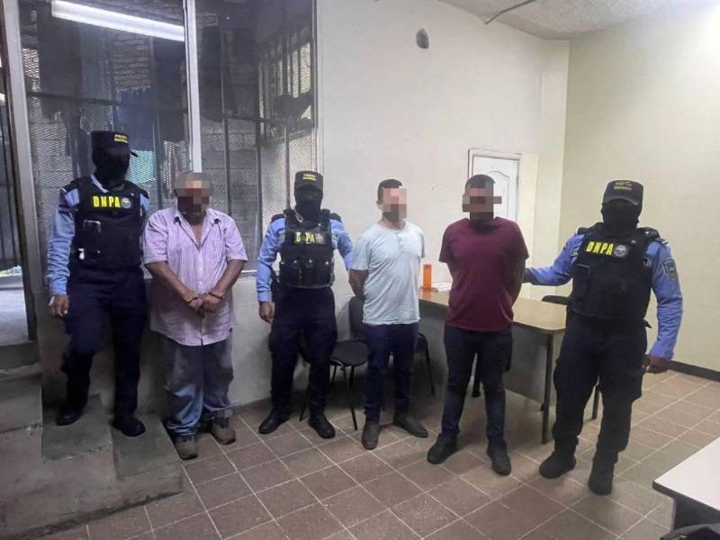Wilfredo Serrano, Javier Eduardo Solares y Saúl Jonathan Alvarado fueron detenidos el 27 de agosto por la Dirección Nacional Policial Antidrogas (DNPA).