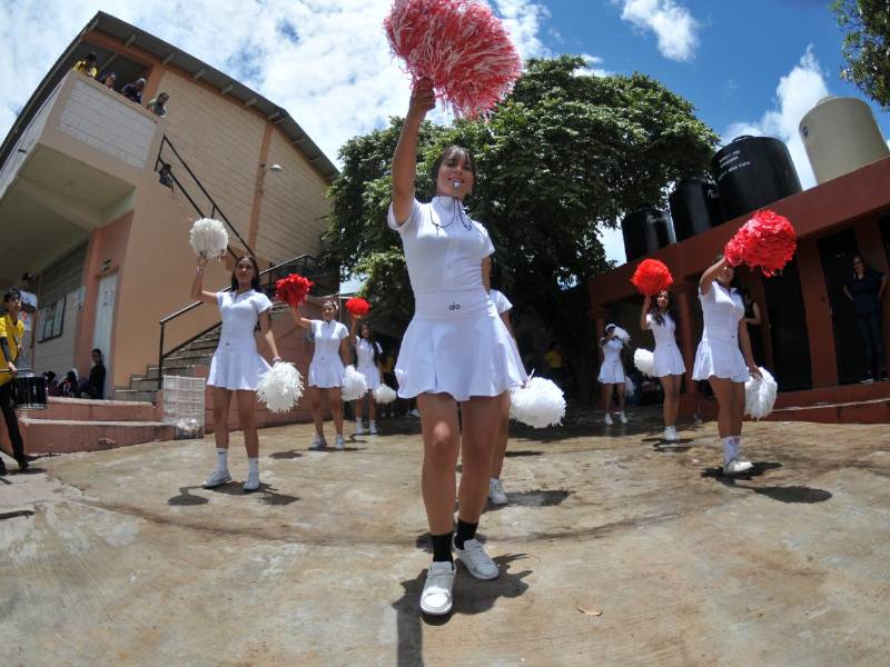 Con una variedad de pasos y coreografías, las pomponeras del Instituto Gubernamental San Pablo afinan cada movimiento y alistan sus pompones para brillar en la celebración de los 205 años de independencia de Honduras.