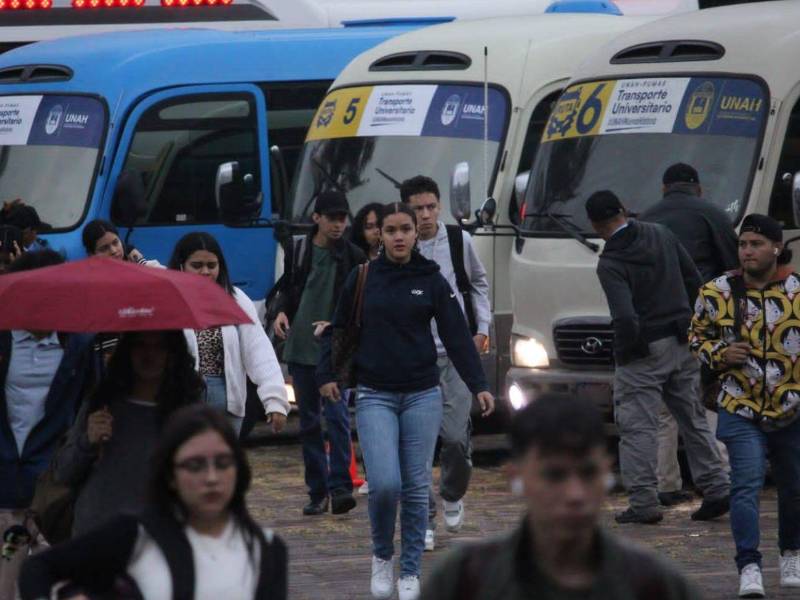 Cientos de estudiantes utilizan a diario el transporte que desde el año pasado puso a disposición la Universidad Nacional Autónoma de Honduras.