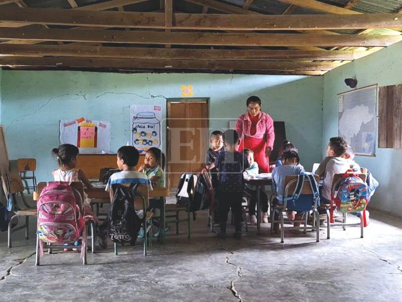 La ministra de Educación, Arely Argueta, informó que las educadoras voluntarias recibirán un incremento salarial a partir de mayo por la labor que realizan en los de CCEPREB.