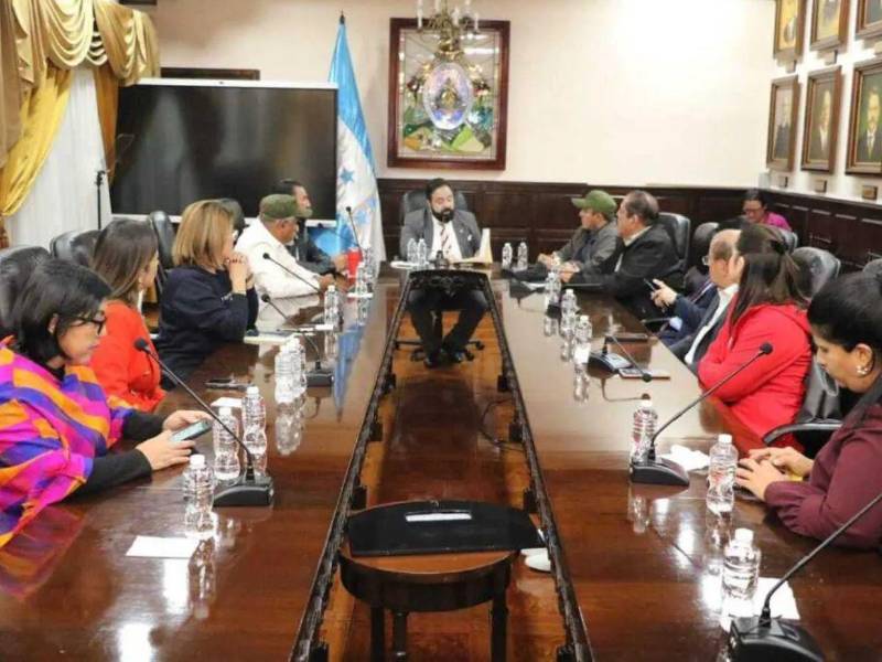 Entre los delitos, a los 14 imputados se les acusa por perturbación ilícita contra el funcionamiento de las instituciones, violación de los deberes de los funcionarios, usurpación de funciones y falsedad en documentos públicos.