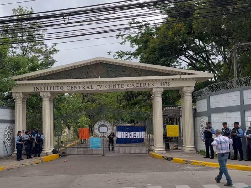 Protestas por personal despedido se extienden a más centros educativos de la capital