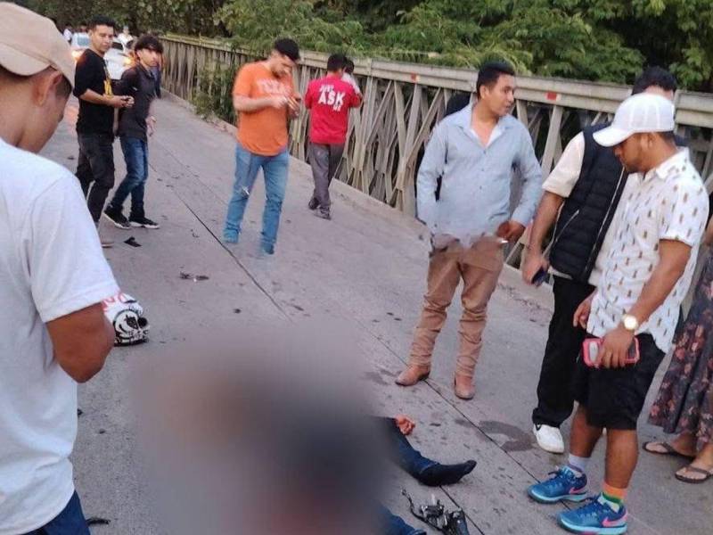 El conductor de la moto y supuesto homicida de la fémina, falleció tras cometer el hecho violento.