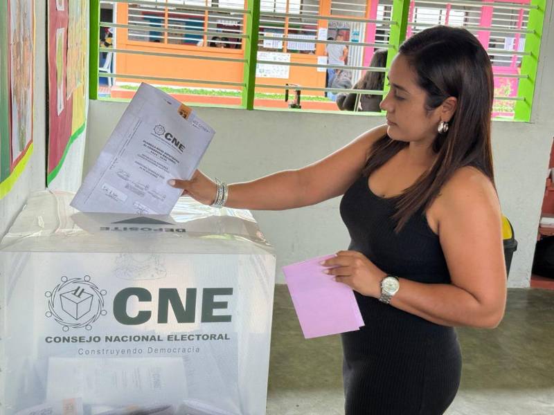 El partido Libertad y Refundación apenas sacaba al medio de día este lunes un total de 360,000 votos.