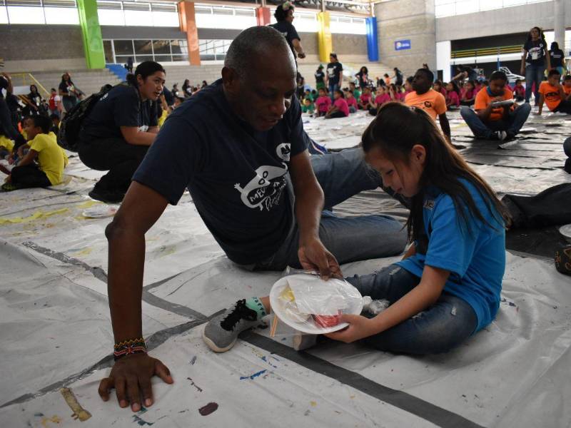 El proyecto Educar a través del arte fue parte del trabajo de Mua durante varios años. Aquí se integró a miles de niños de escuelas públicas de la capital, con el involucramiento de voluntarios y artistas.