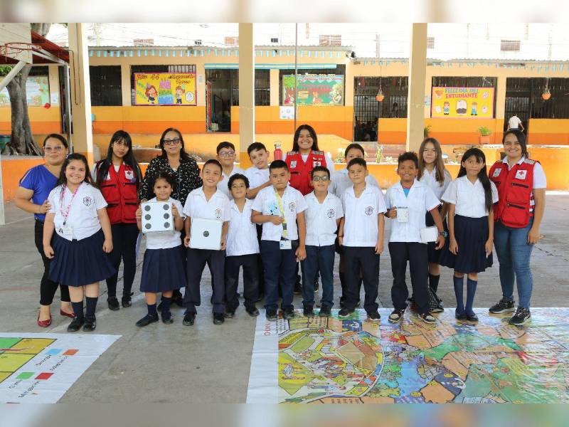 Estudiantes y profesoras de la escuela disfrutaron de una mañana cargada de juegos, emoción y aprendizaje.