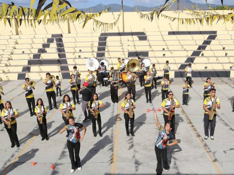 La banda cuenta con un repertorio amplio que incluye música hondureña y ritmos tropicales.