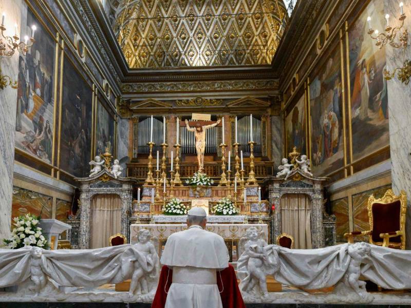 El papa entró en la iglesia, donde saludó a los religiosos y se detuvo a rezar, primero delante del altar y luego de la imagen de la Virgen.