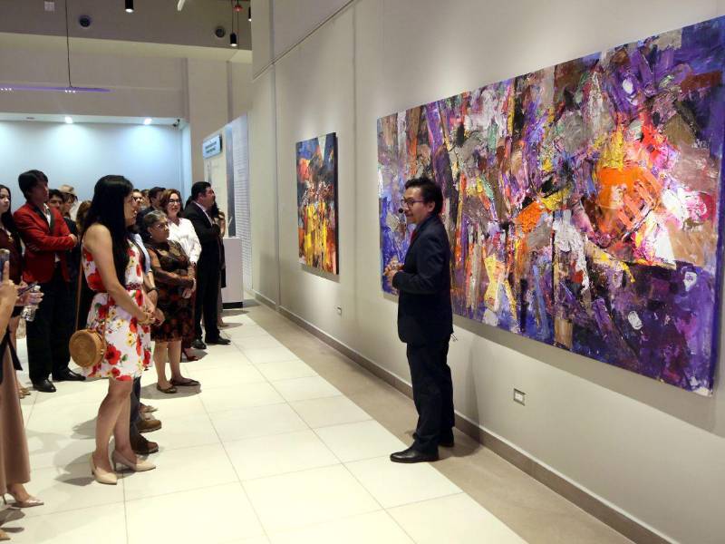 Roque explicó que su proceso combina manchas iniciales, mapeos de color y múltiples capas aplicadas con pinceles, rodillos, brochas o tenedores, buscando transmitir intensidad y profundidad.