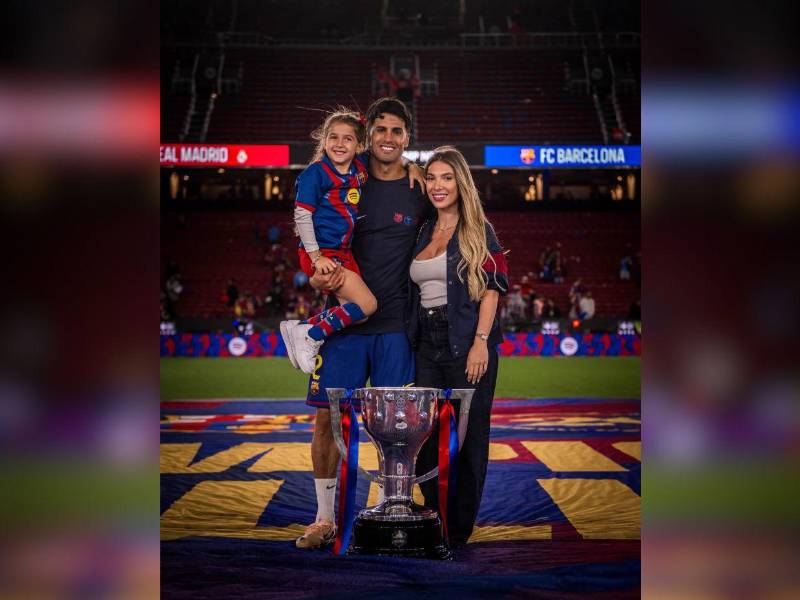 Joao Cancelo celebrando el título de Liga al lado de su familia.