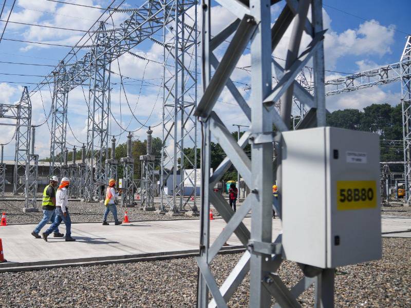 Personal técnico de la Enee supervisa el funcionamiento de la moderna Subestación Calpules, que aporta 100 MVA de capacidad.