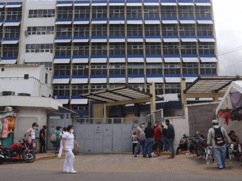 Los agentes de la ATIC llegaron este jueves al principal centro asistencial a indagar sobre el manejo y uso del fármaco.