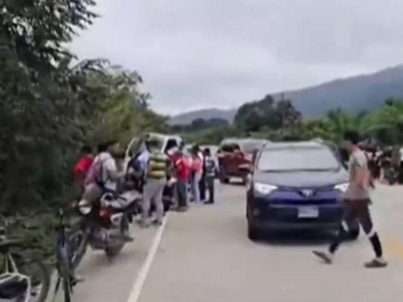 Una familia completa murió tras un accidente entre un camión y una motocicleta en Nueva Arcadia, Copán. Entre las víctimas hay dos menores.